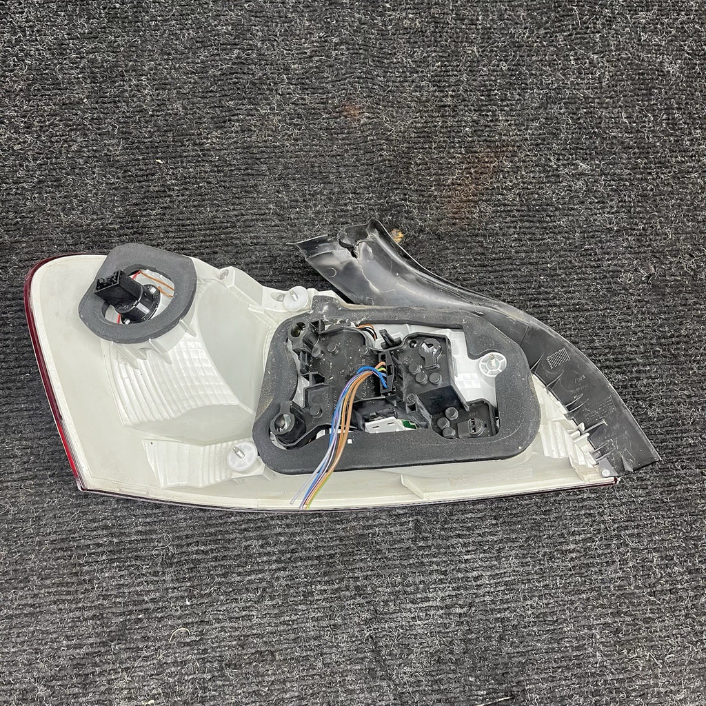 ☑️ 2011-2013 BMW 1-Series E82 E88 135i LCI Right Passenger LED Tail Light OEM