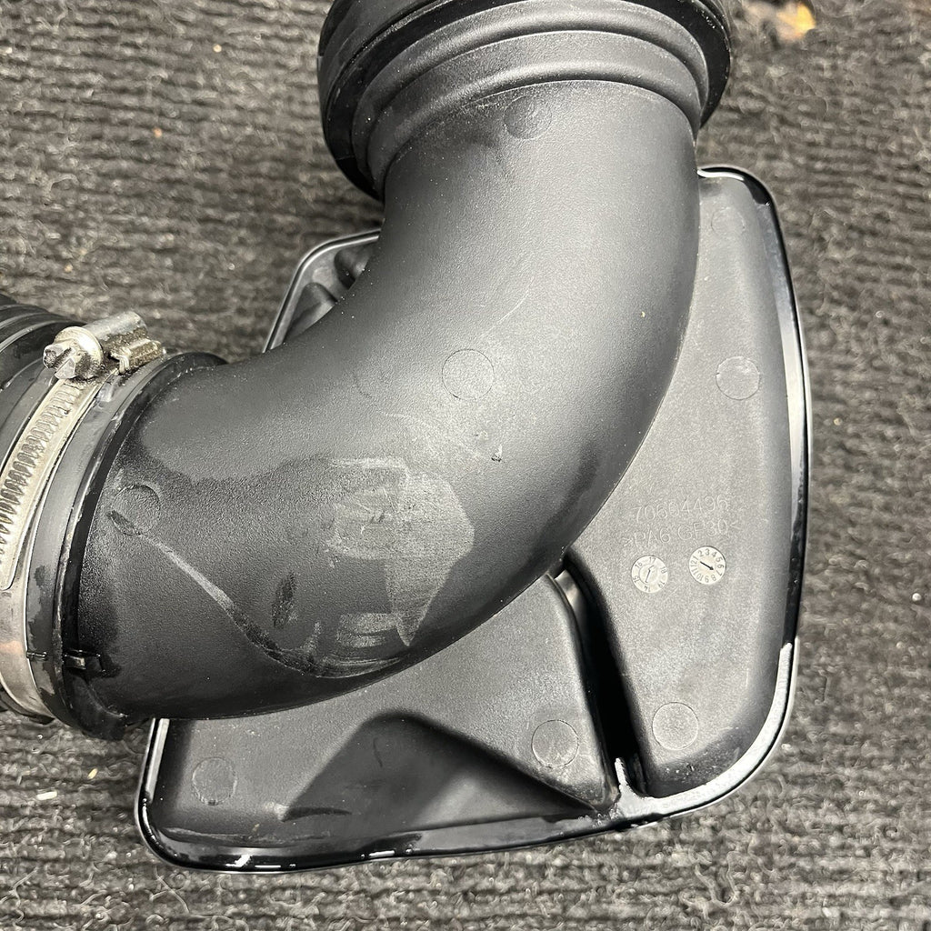 ☑️2016-2018 BMW F30 330I B48 2.0L FRONT ENGINE AIR INTAKE RESONATOR OEM 70604496