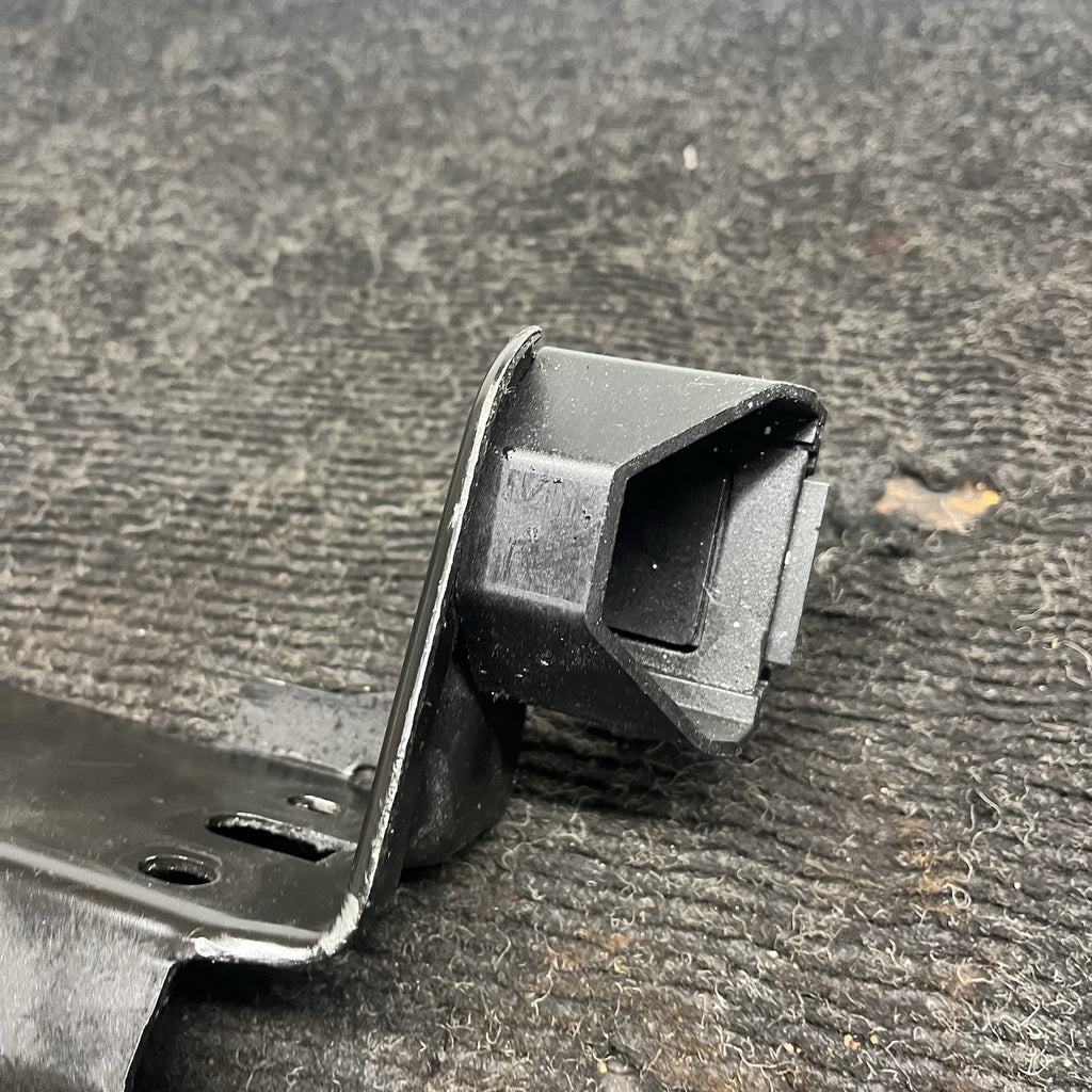 ☑️ 2007-2013 BMW E92 E93 335I RIGHT PASSENGER LOWER RADIATOR BRACKET OEM 7154546