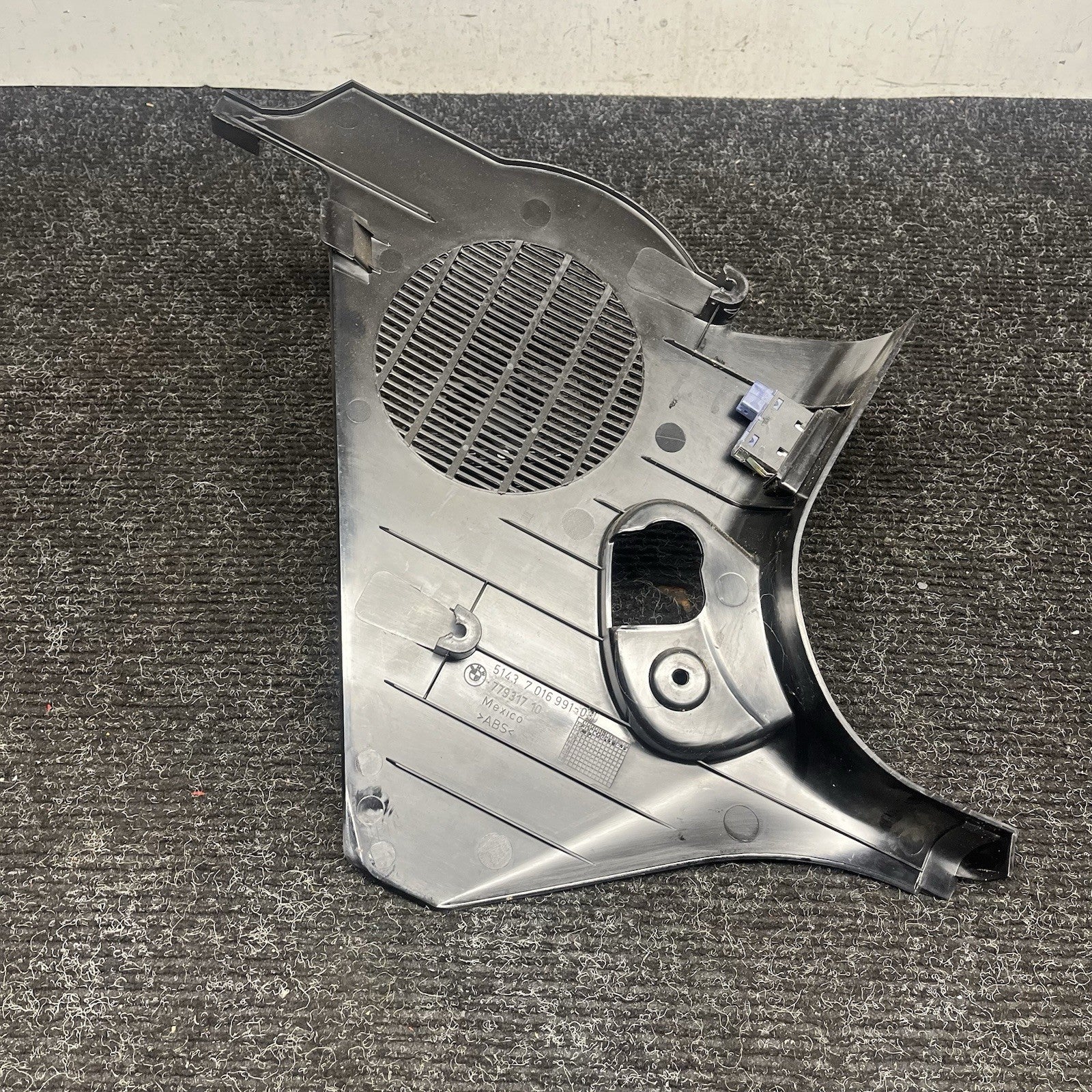 ☑️ 03-08 BMW Z4 E85 Roadster Front Left Driver Door Kick Panel Trim 7016991 OEM