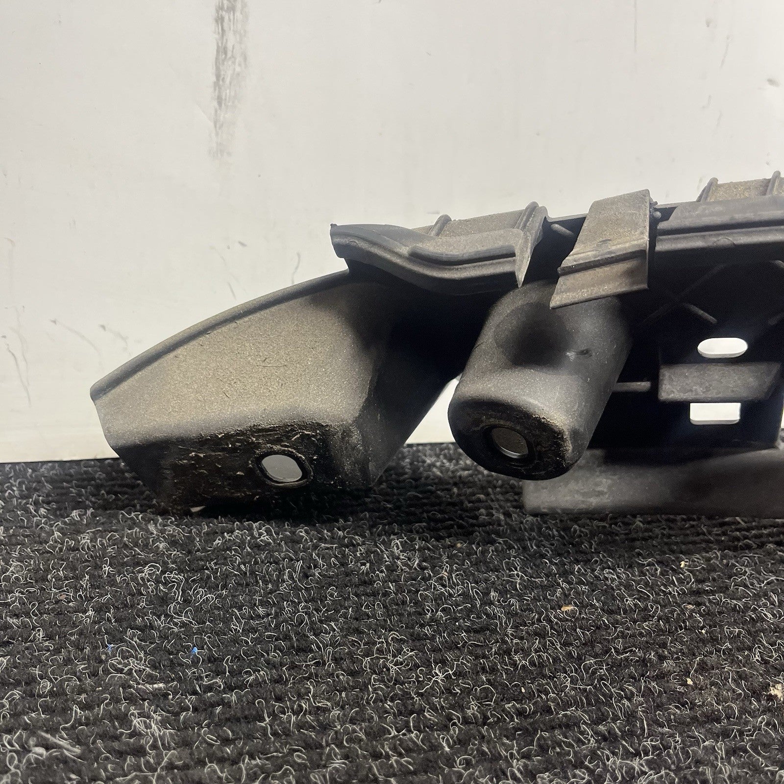 ☑️ BMW 135i 128i E82 E88 Rear Bumper Cover Center Guide Mount Bracket 7170665