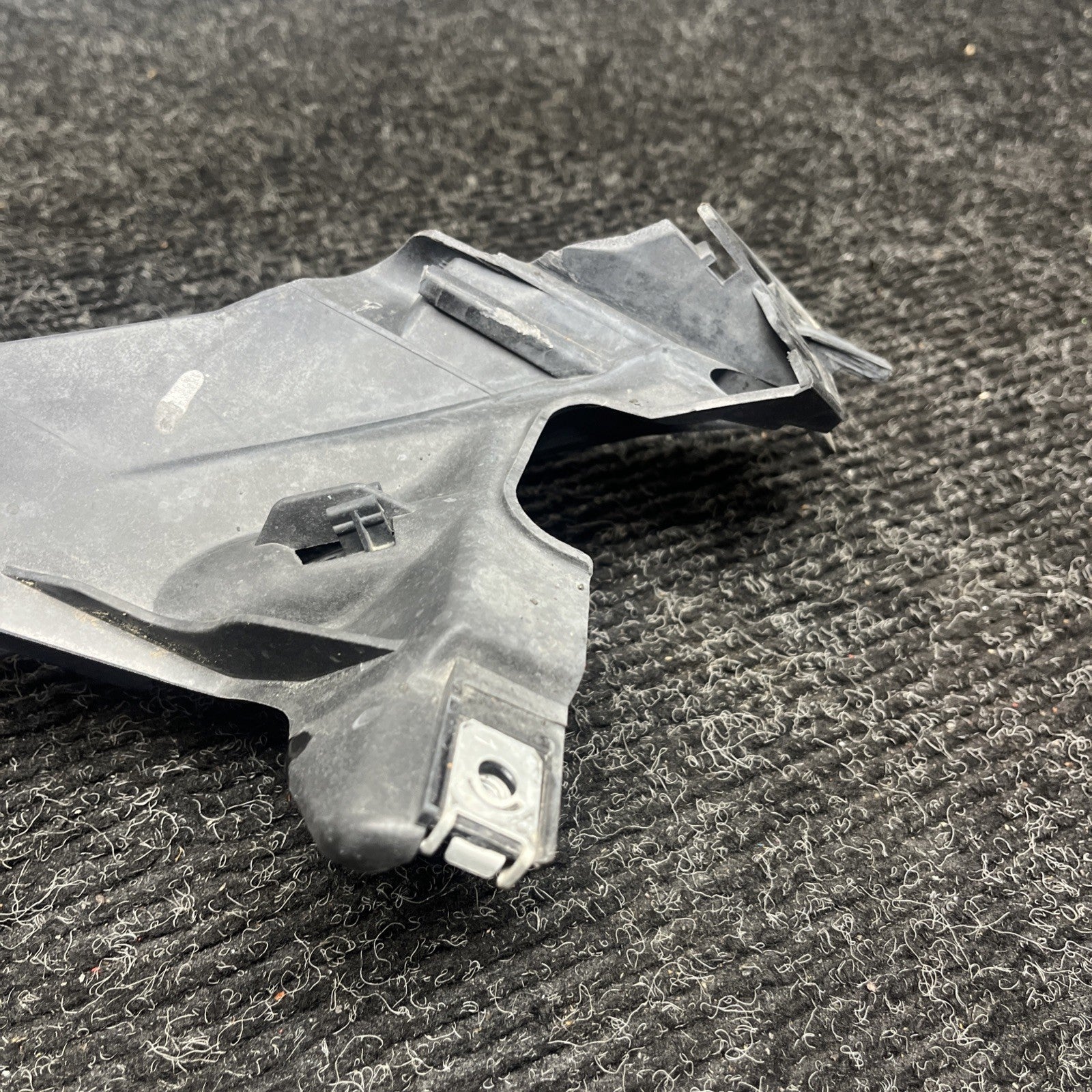 ☑️ 08-13 BMW E82 E88 135 Right Passenger Headlight Arm Bracket Mount