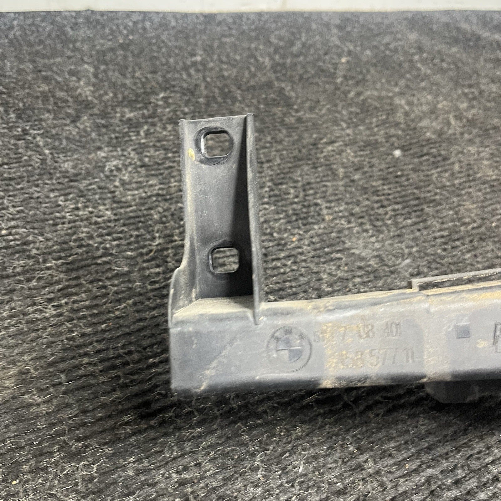 ☑️ 09-11 BMW E90 E91 LCI Front Left Driver Headlight Arm Bracket Mount Plastic