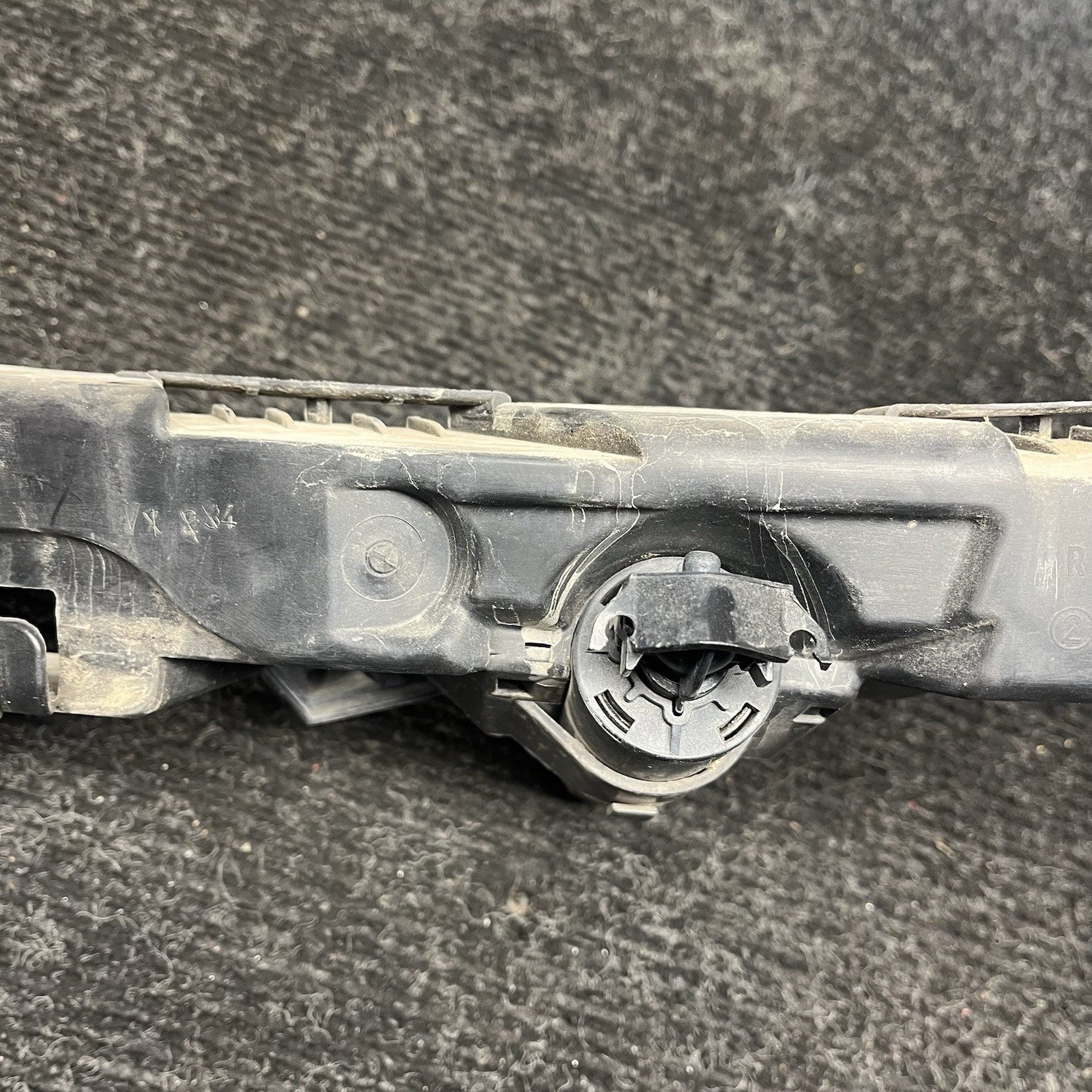 ☑️ 07-10 OEM BMW E92 E93 328 335 Right Passenger Headlight Bracket Carrier Mount