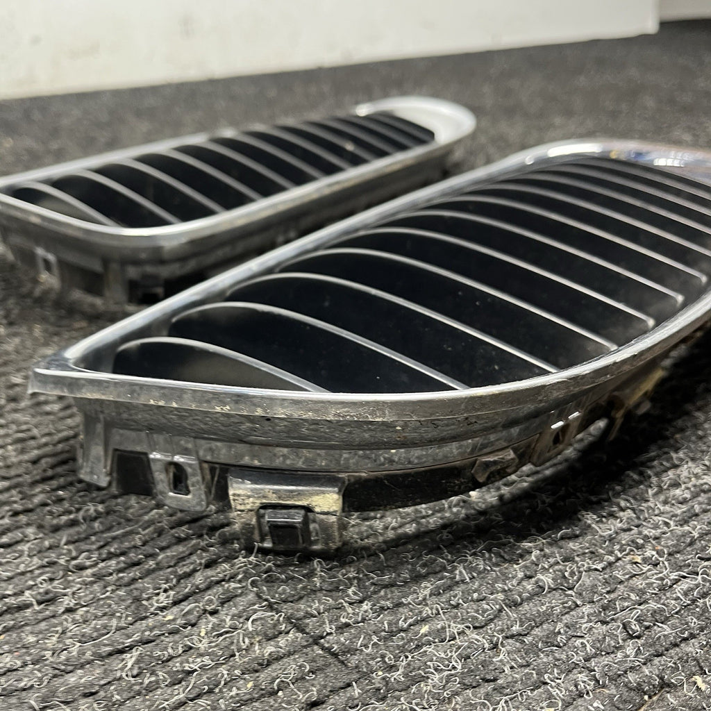 ☑️ 09-11 BMW E90 LCI 3-SERIES KIDNEY GRILLE CHROME WITH BLACK SINGLE SLANTS OEM