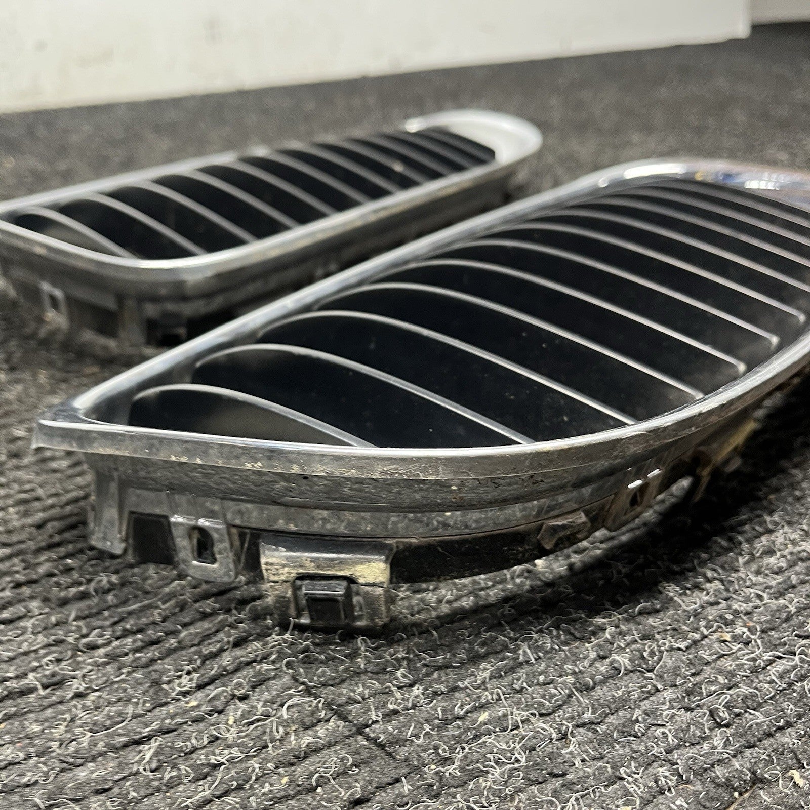 ☑️ 09-11 BMW E90 LCI 3-SERIES KIDNEY GRILLE CHROME WITH BLACK SINGLE SLANTS OEM