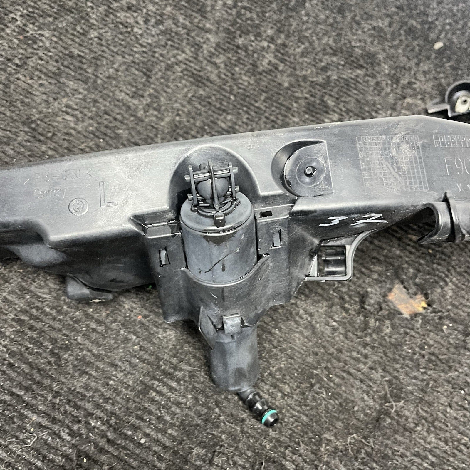 ☑️ 09-11 BMW E90 E91 LCI Front Left Driver Headlight Arm Bracket Mount Plastic