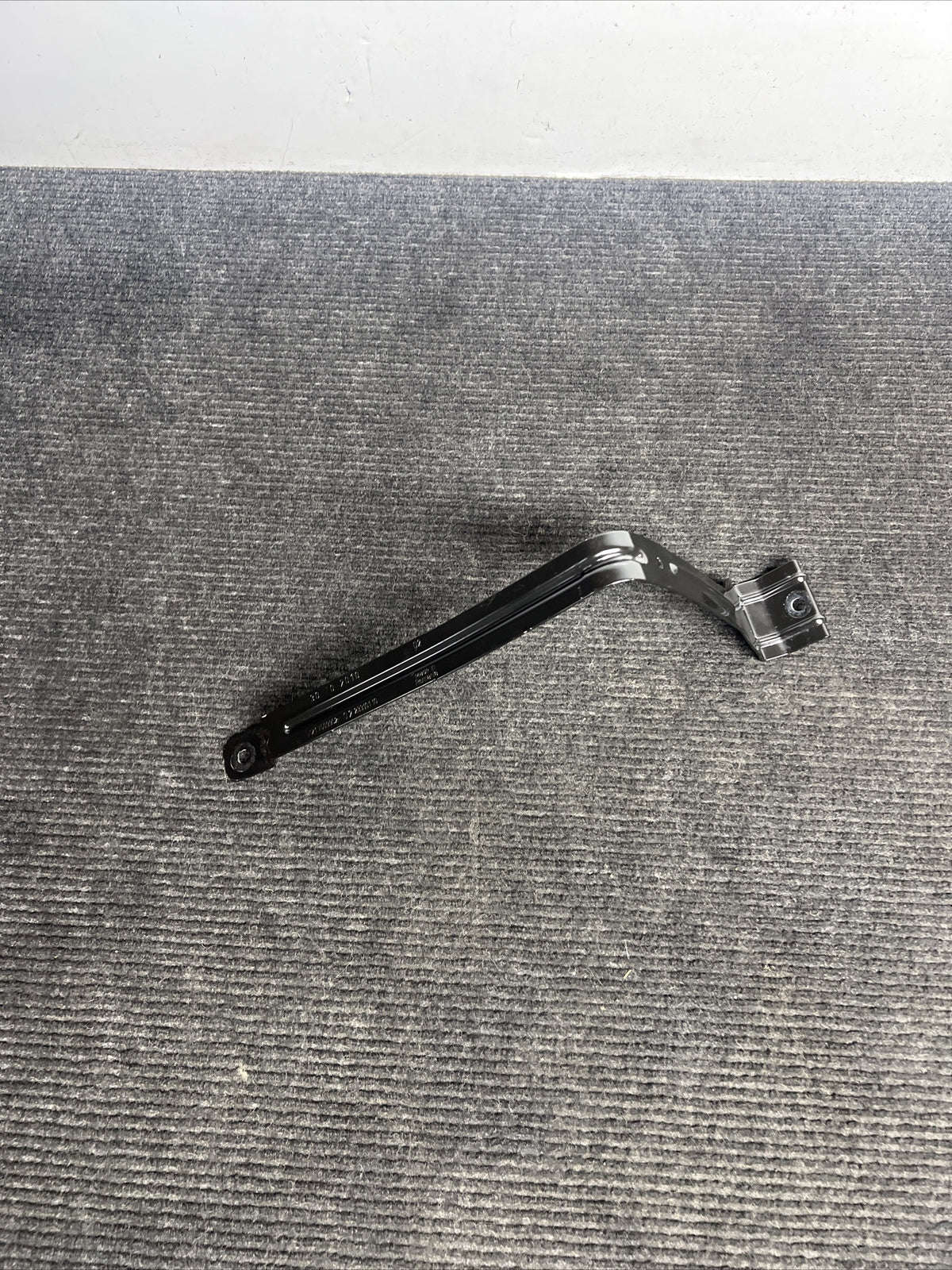 ☑️ 2011-2016 BMW 535I F10 BATTERY HOLD DOWN STRAP SUPPORTHOLDER BRACKET OEM