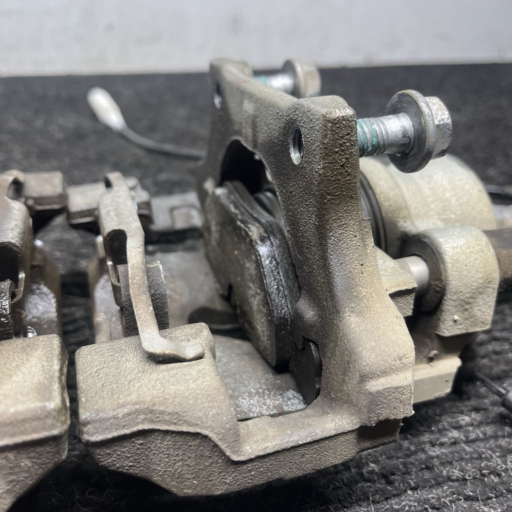 ☑️ 07-13 BMW E90 E92 E93 328i Rear Right Brake Caliper Carrier Pair OEM