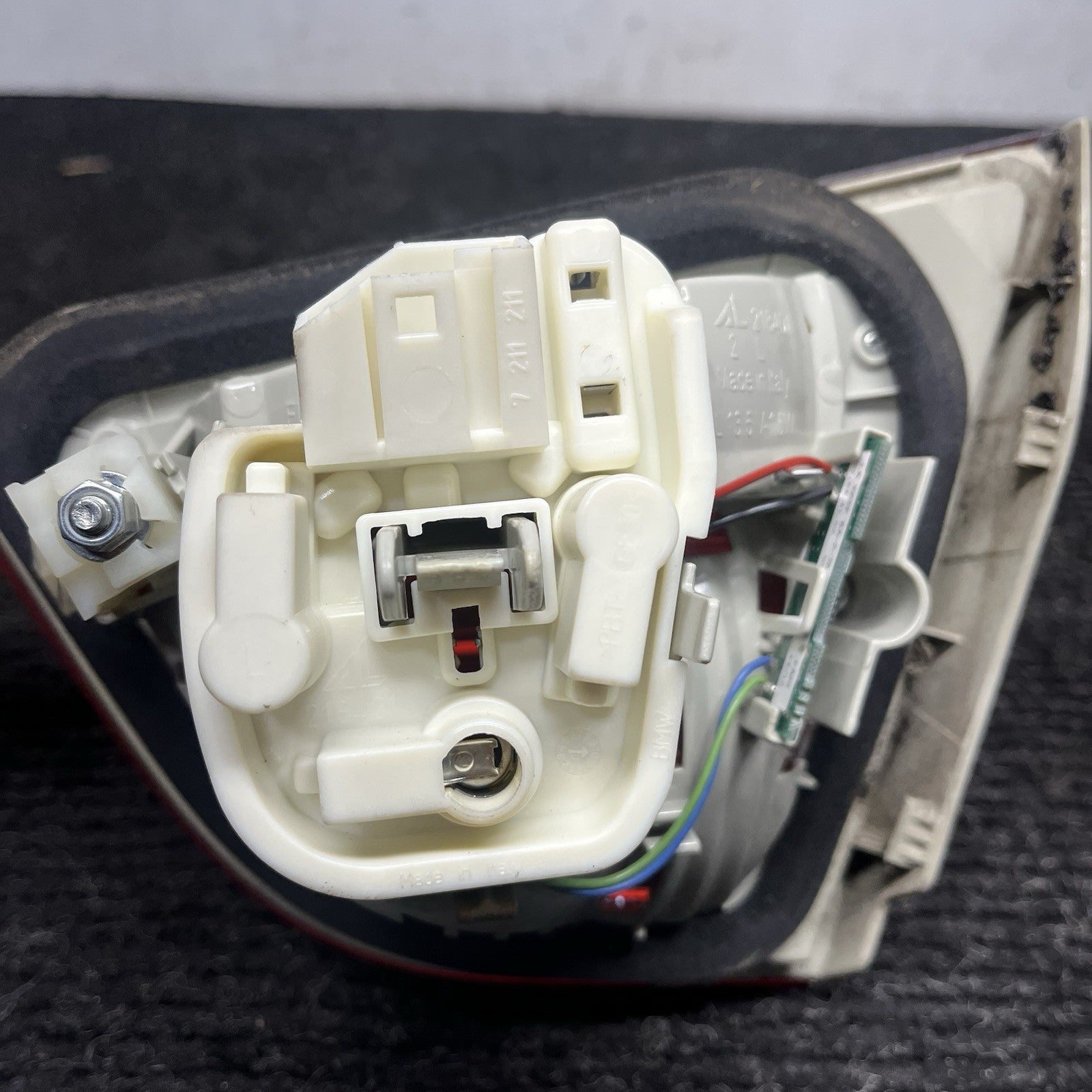 ☑️ 09-11 OEM BMW E90 LCI Sedan Rear Left Driver Side Inner Tail Light Trunk Lid