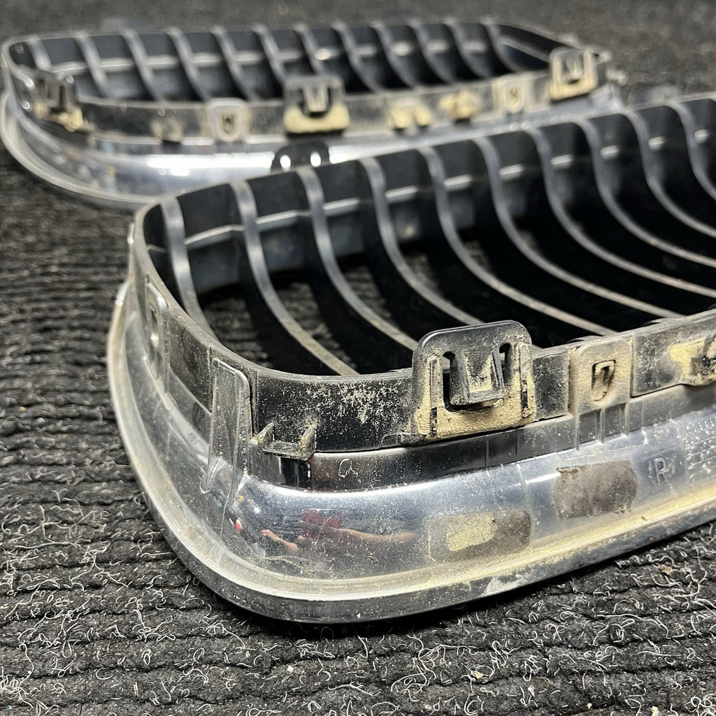 ☑️ 09-11 BMW E90 LCI 3-SERIES KIDNEY GRILLE CHROME WITH BLACK SINGLE SLANTS OEM