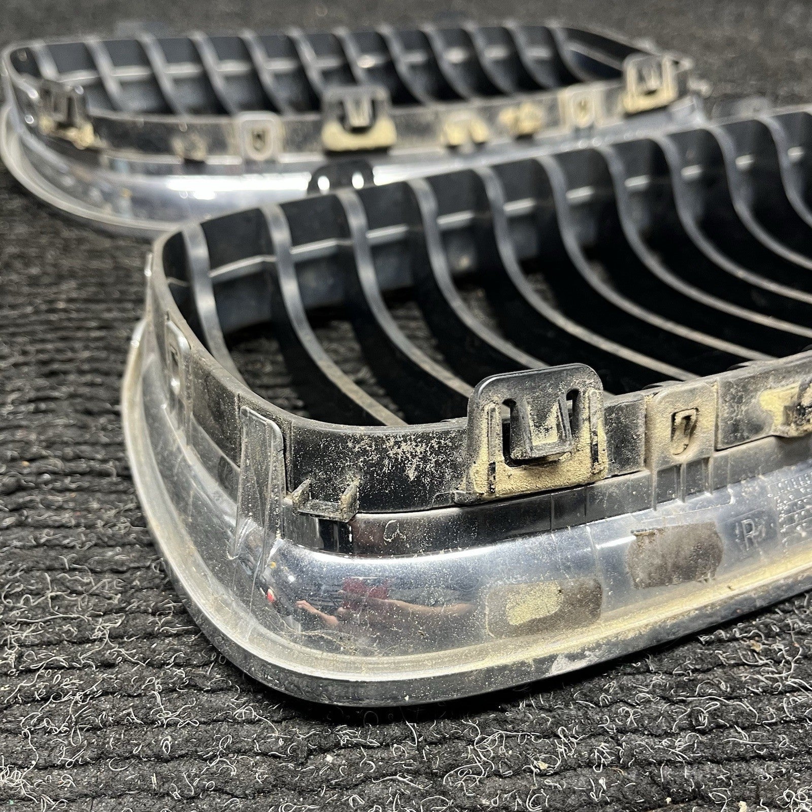 ☑️ 09-11 BMW E90 LCI 3-SERIES KIDNEY GRILLE CHROME WITH BLACK SINGLE SLANTS OEM