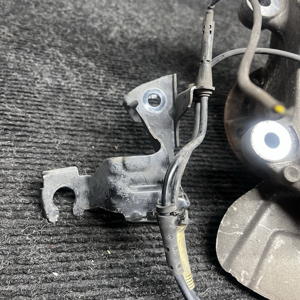 ☑️ 14-17 BMW F22 F23 M235i Front Left Driver Spindle Knuckle Hub RWD OEM