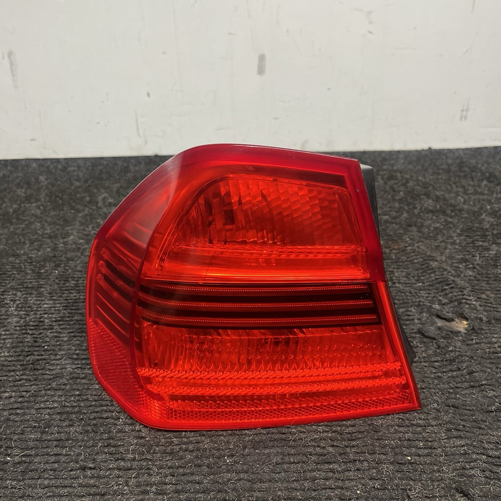 ☑️ 06-08 BMW E90 335i Sedan Rear Left Driver Side Tail Light Lamp 7161955 OEM