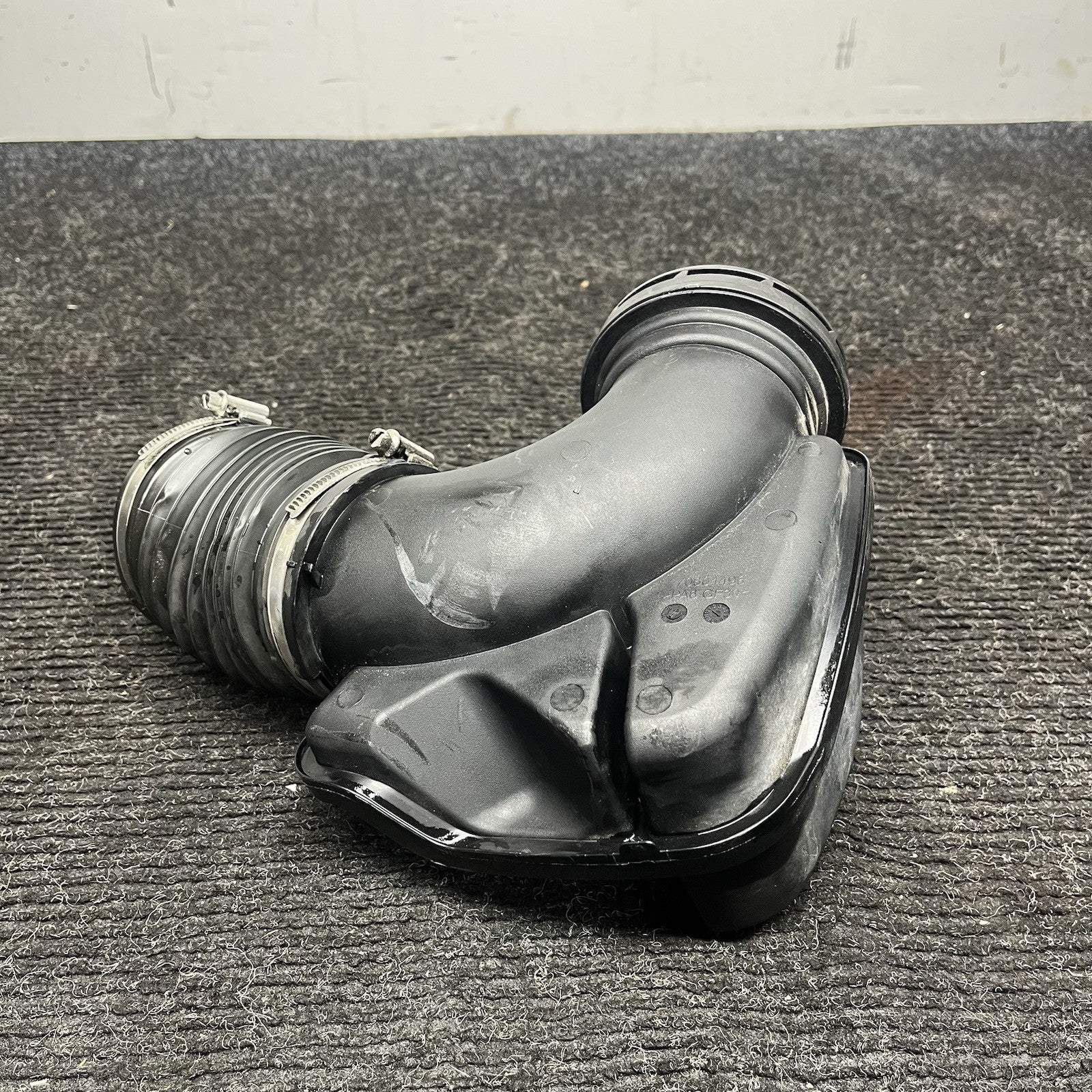 ☑️2016-2018 BMW F30 330I B48 2.0L FRONT ENGINE AIR INTAKE RESONATOR OEM 70604496