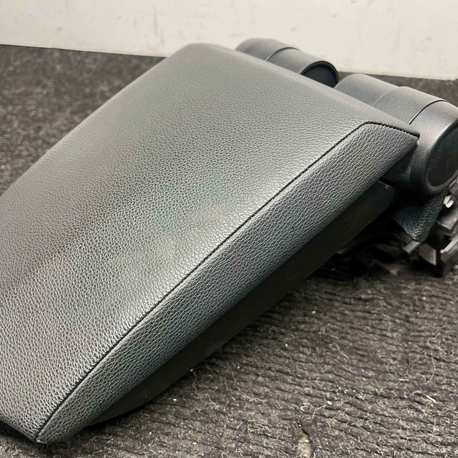 ☑️ 08-13 OEM BMW E88 E82 Center Console Armrest Tray Black Leather