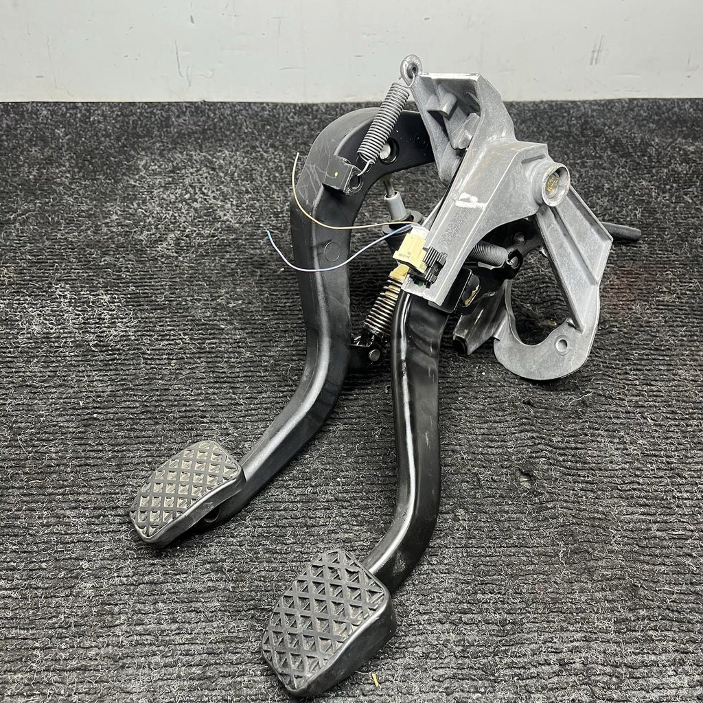 ☑️ BMW F30 F22 F32 F80 F82 MANUAL TRANSMISSION CLUTCH BRAKE PEDAL OEM W/ LINE