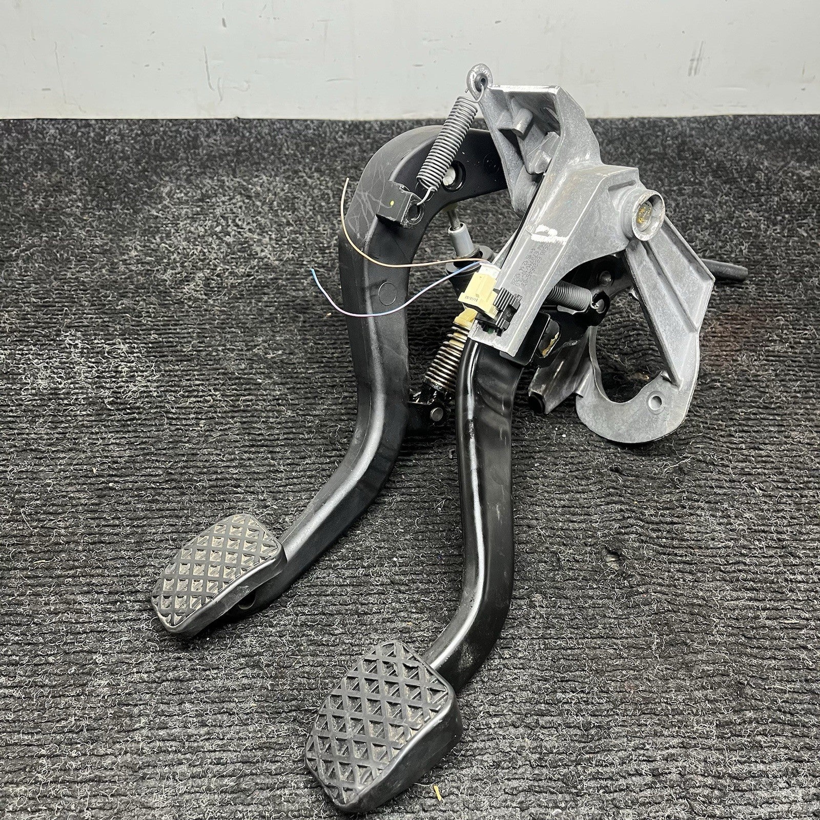 ☑️ BMW F30 F22 F32 F80 F82 MANUAL TRANSMISSION CLUTCH BRAKE PEDAL OEM W/ LINE