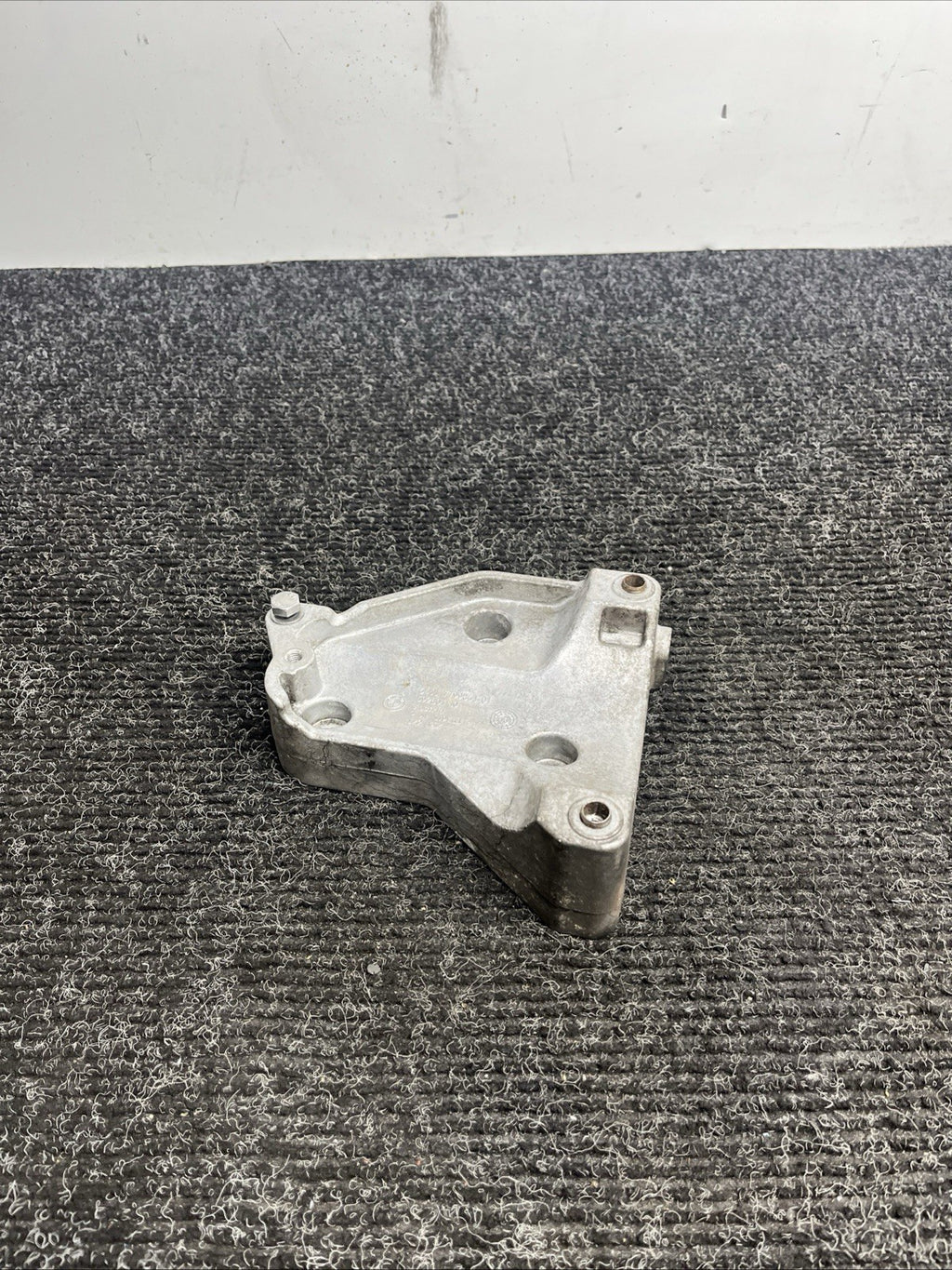 ☑️ BMW X5 E70 A/C COMPRESSOR BRACKET 64557799863 7799863 ORIGINAL