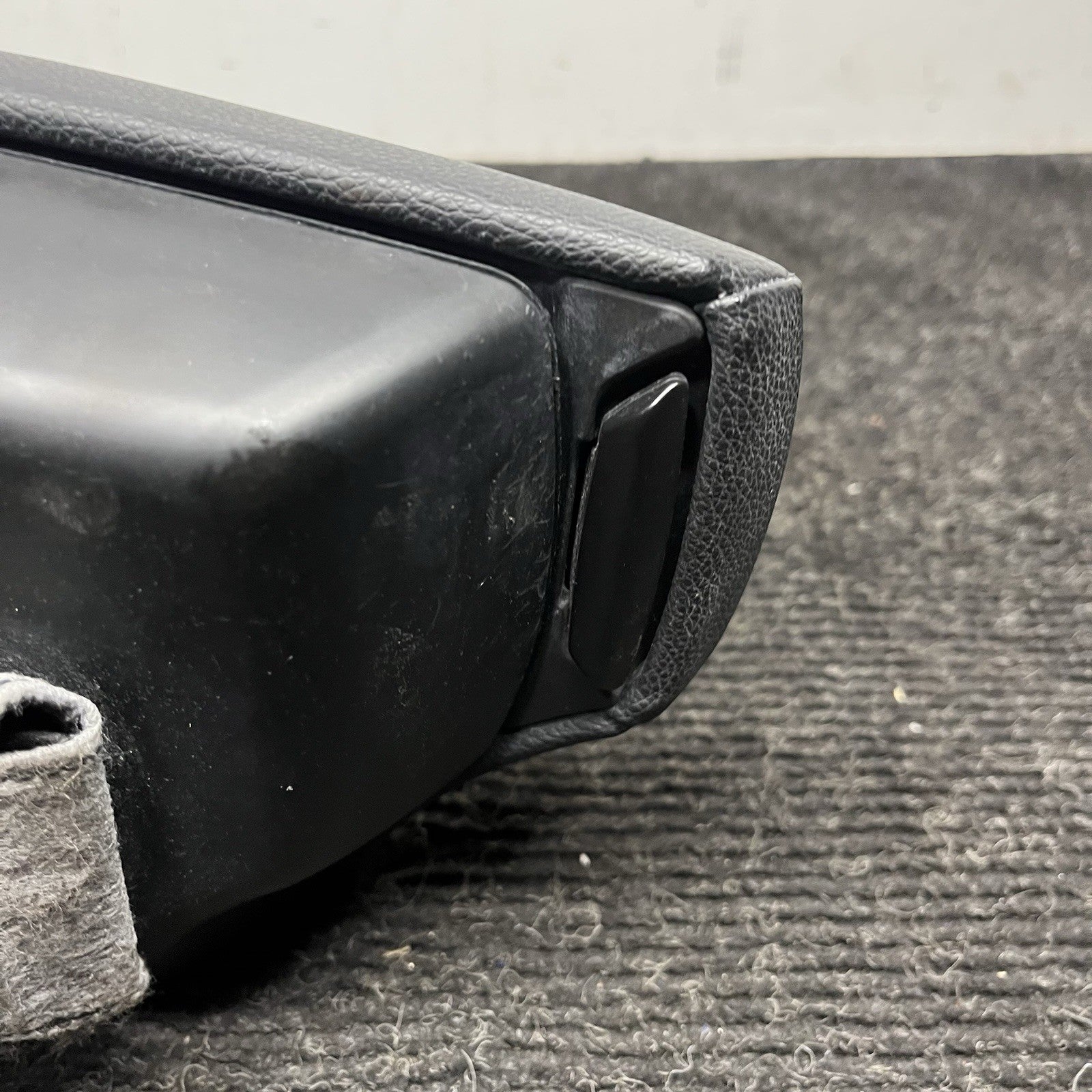 ☑️ 08-13 OEM BMW E88 E82 Center Console Armrest Tray Black Leather