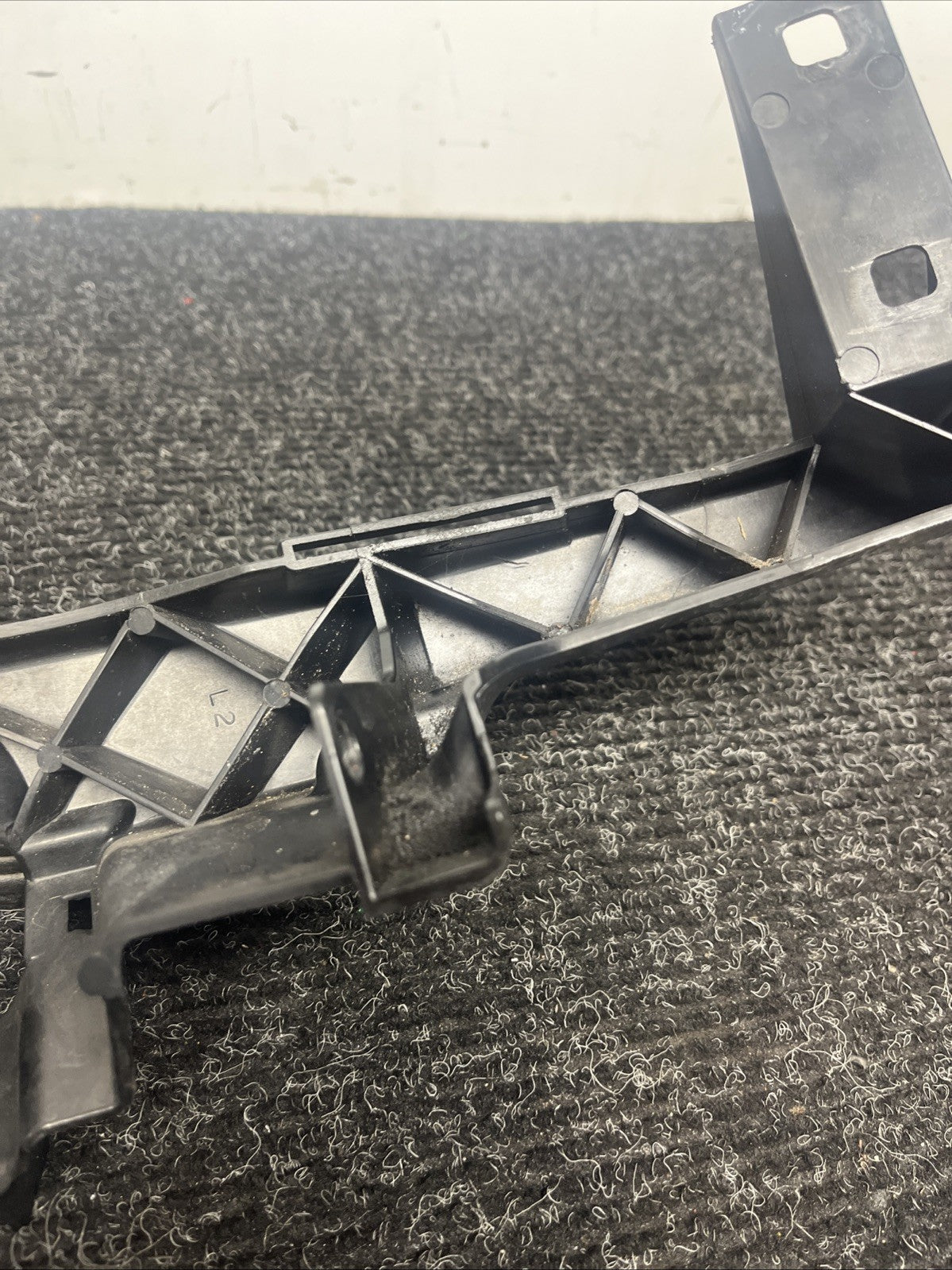 ☑️ 09-11 BMW E90 E91 LCI Front Left Driver Headlight Arm Bracket Mount Plastic