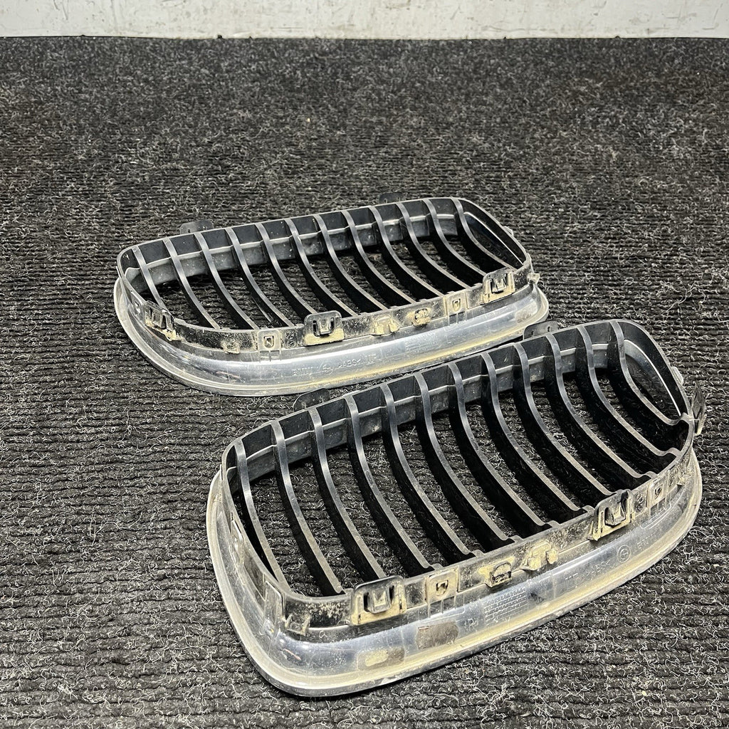 ☑️ 09-11 BMW E90 LCI 3-SERIES KIDNEY GRILLE CHROME WITH BLACK SINGLE SLANTS OEM