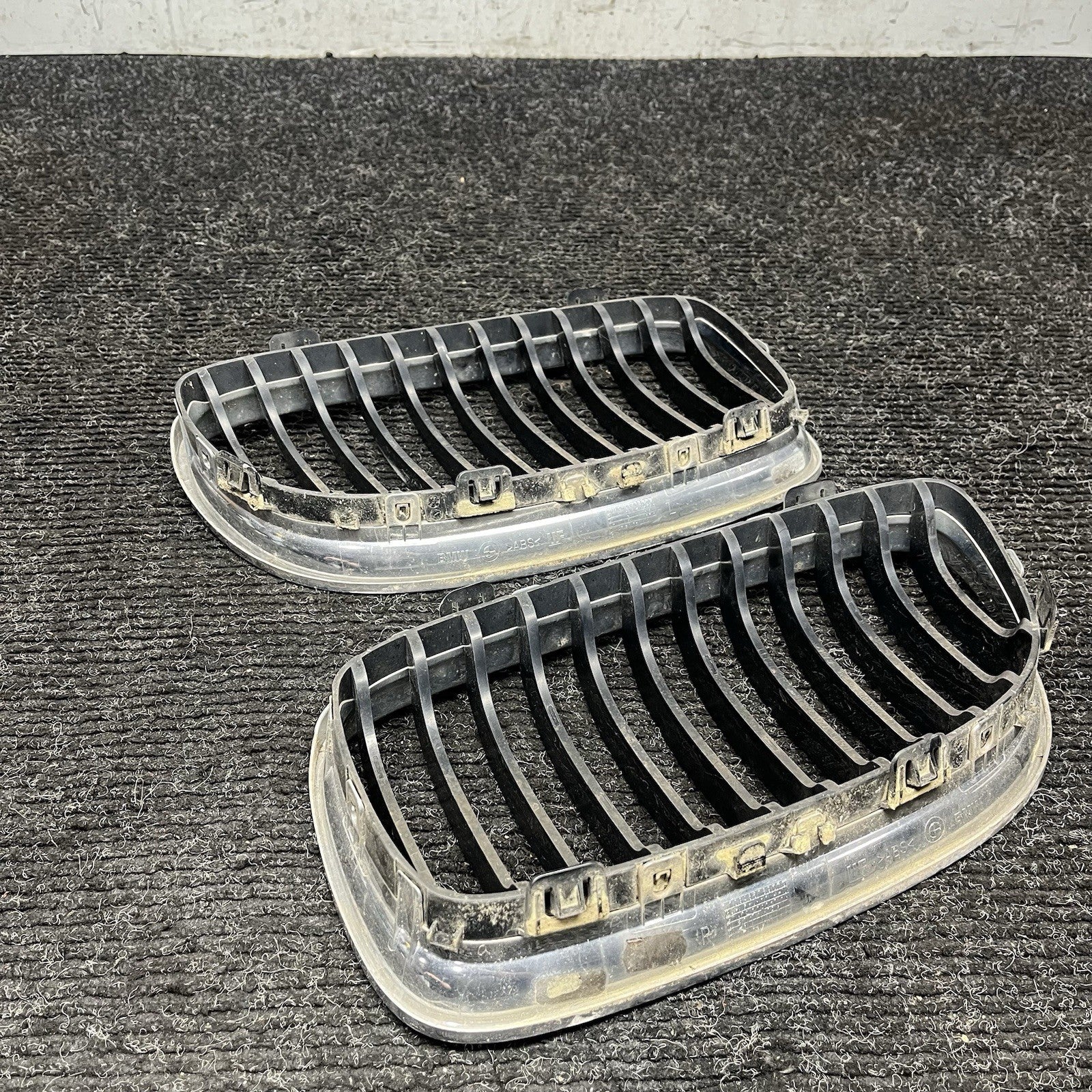 ☑️ 09-11 BMW E90 LCI 3-SERIES KIDNEY GRILLE CHROME WITH BLACK SINGLE SLANTS OEM