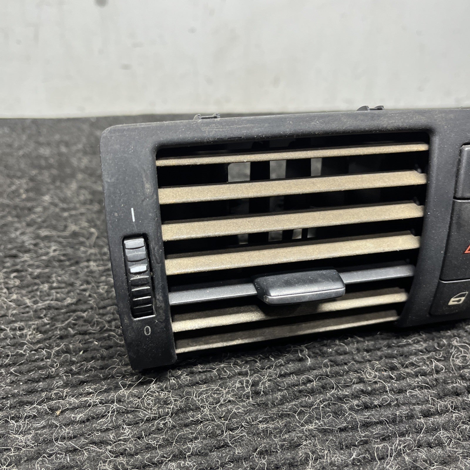 ☑️ 08-13 BMW 1-SERIES AIR GRILLE CENTER DASH VENT HAZARD TRIM 64227059189 OEM