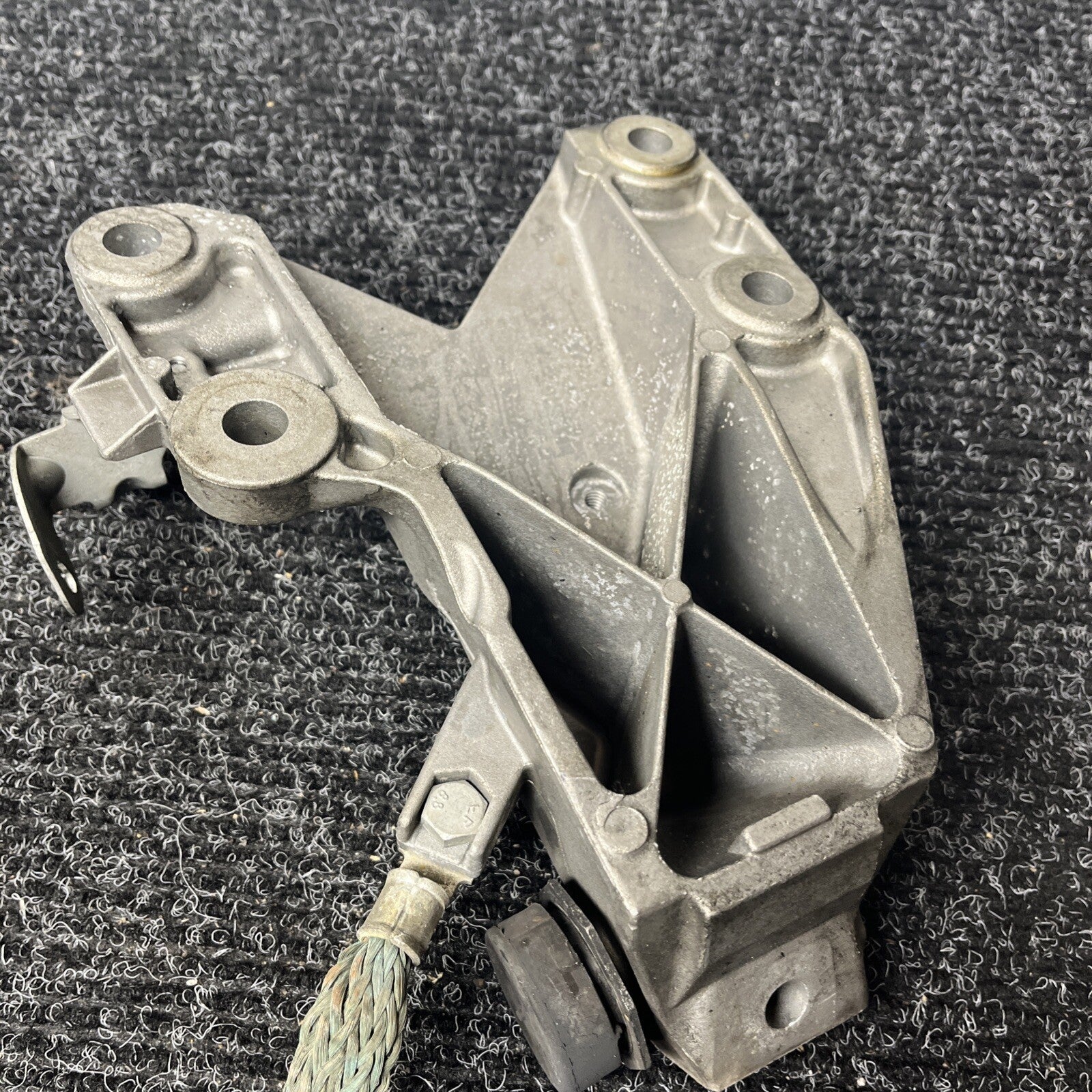 ☑️ BMW E90 E91 E92 Engine Mount Bracket Left N54 6760317 Motor Mount Bracket