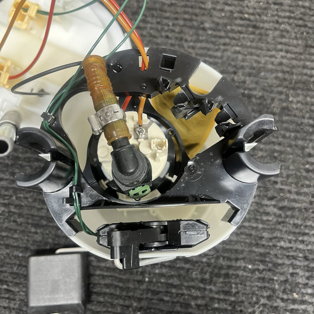 ☑️ 06-13 BMW E82 E88 E90 E91 E92 E93 135I 335I Fuel Pump OEM