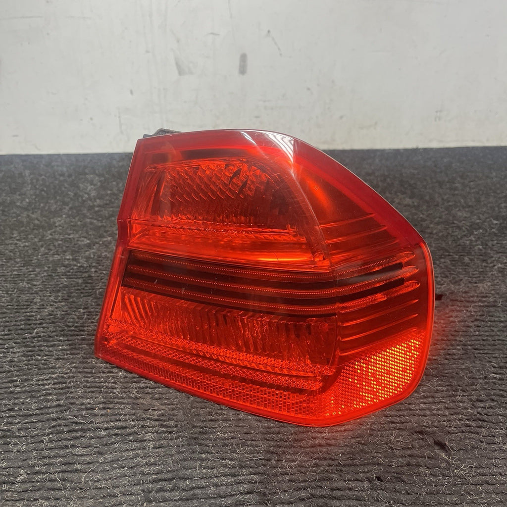 ☑️ 2006-2008 BMW 328I 335I Right Tail Light Outer 7161956 Oem E90