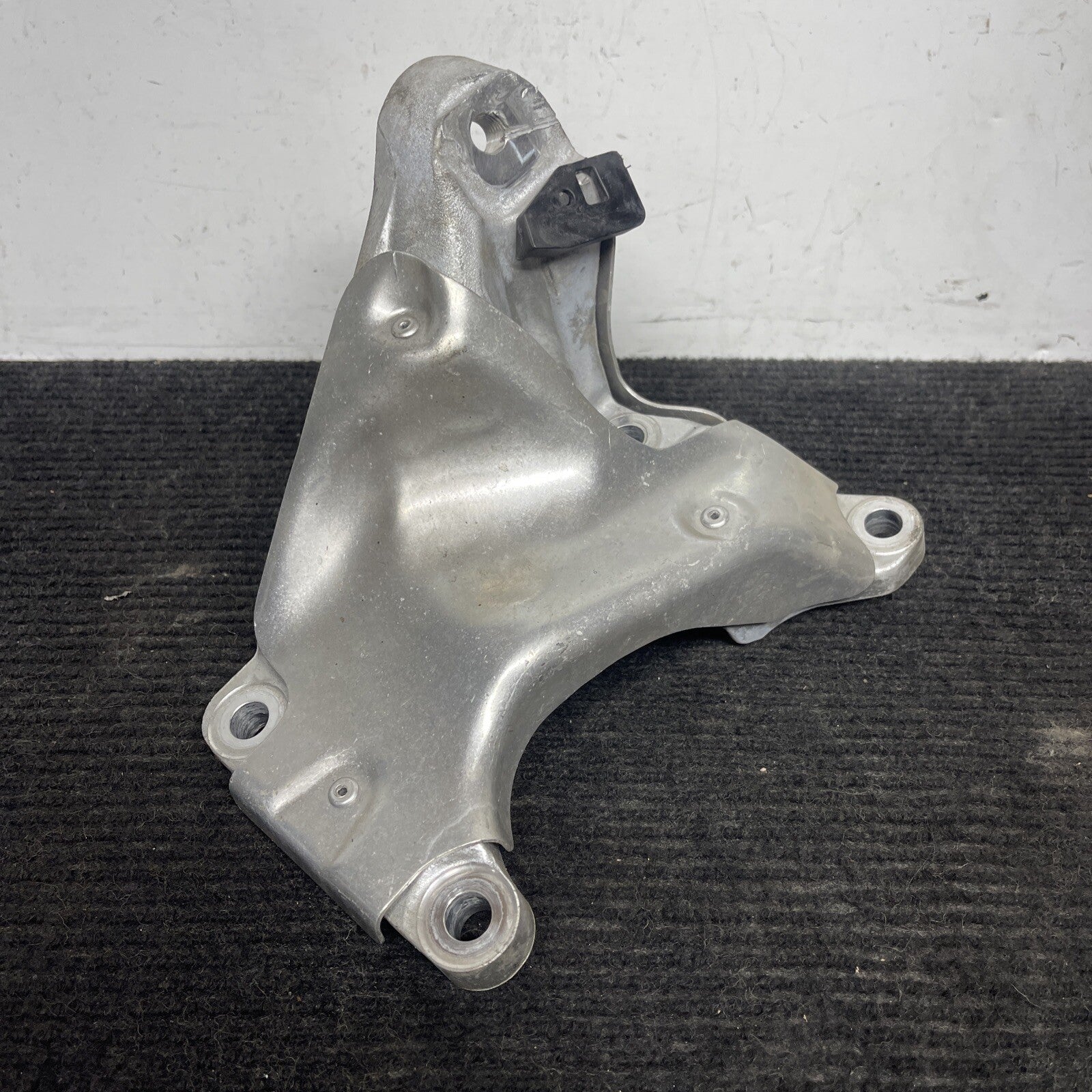 07-11 BMW E82 E88 E90 E92 135I 335I N54 Z4 RIGHT PASSENGER ENGINE MOUNT BRACKET