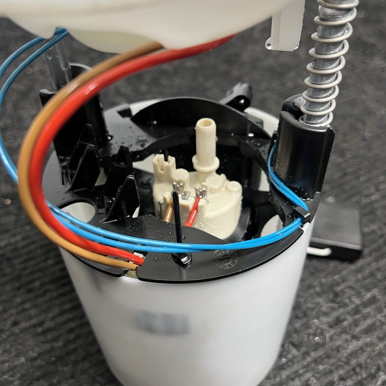 ☑️ 06-13 BMW E82 E88 E90 E91 E92 E93 135I 335I Fuel Pump OEM