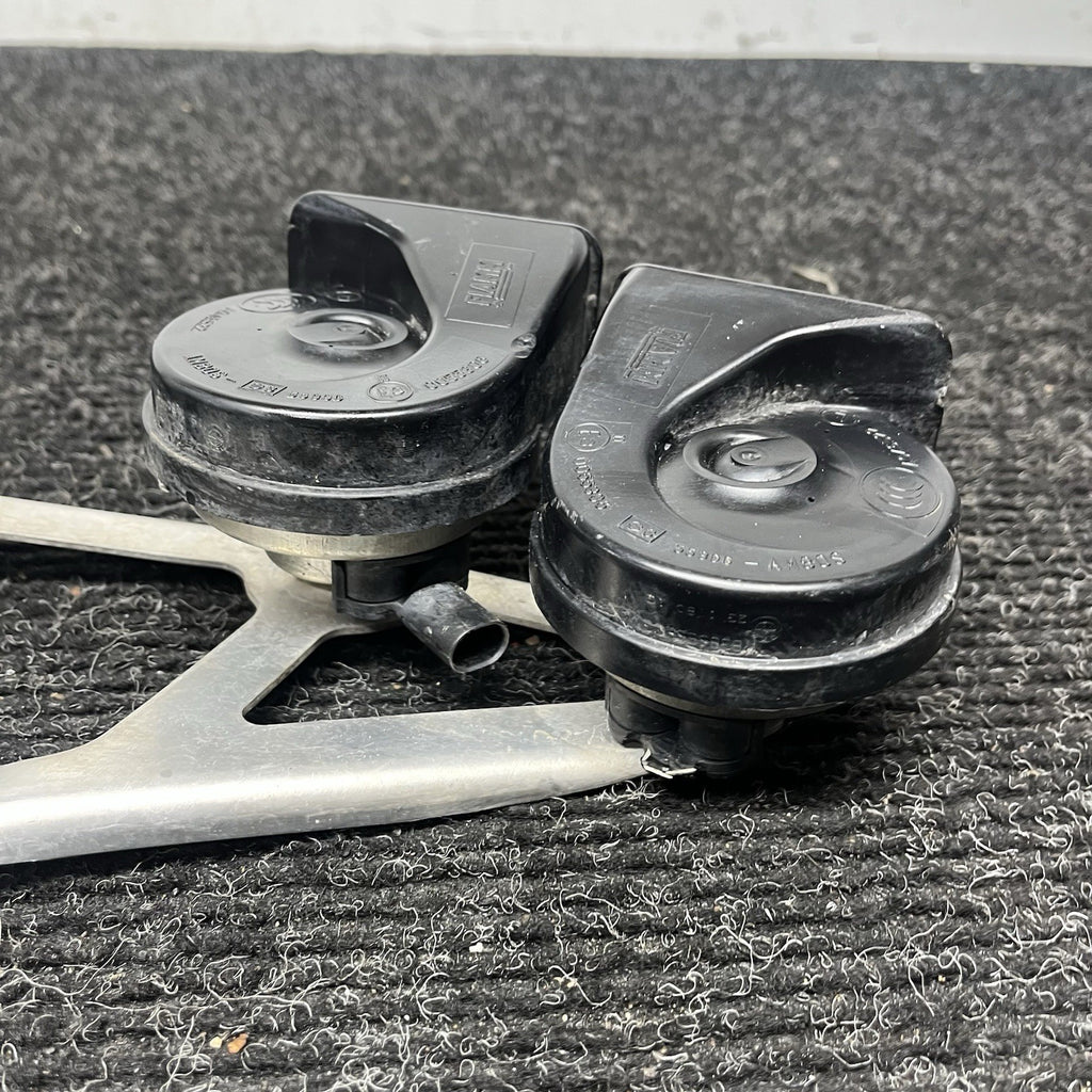 ☑️ BMW E9x M3 Horn Bracket With Horns 61337838541 08-13 E90 E92 E93