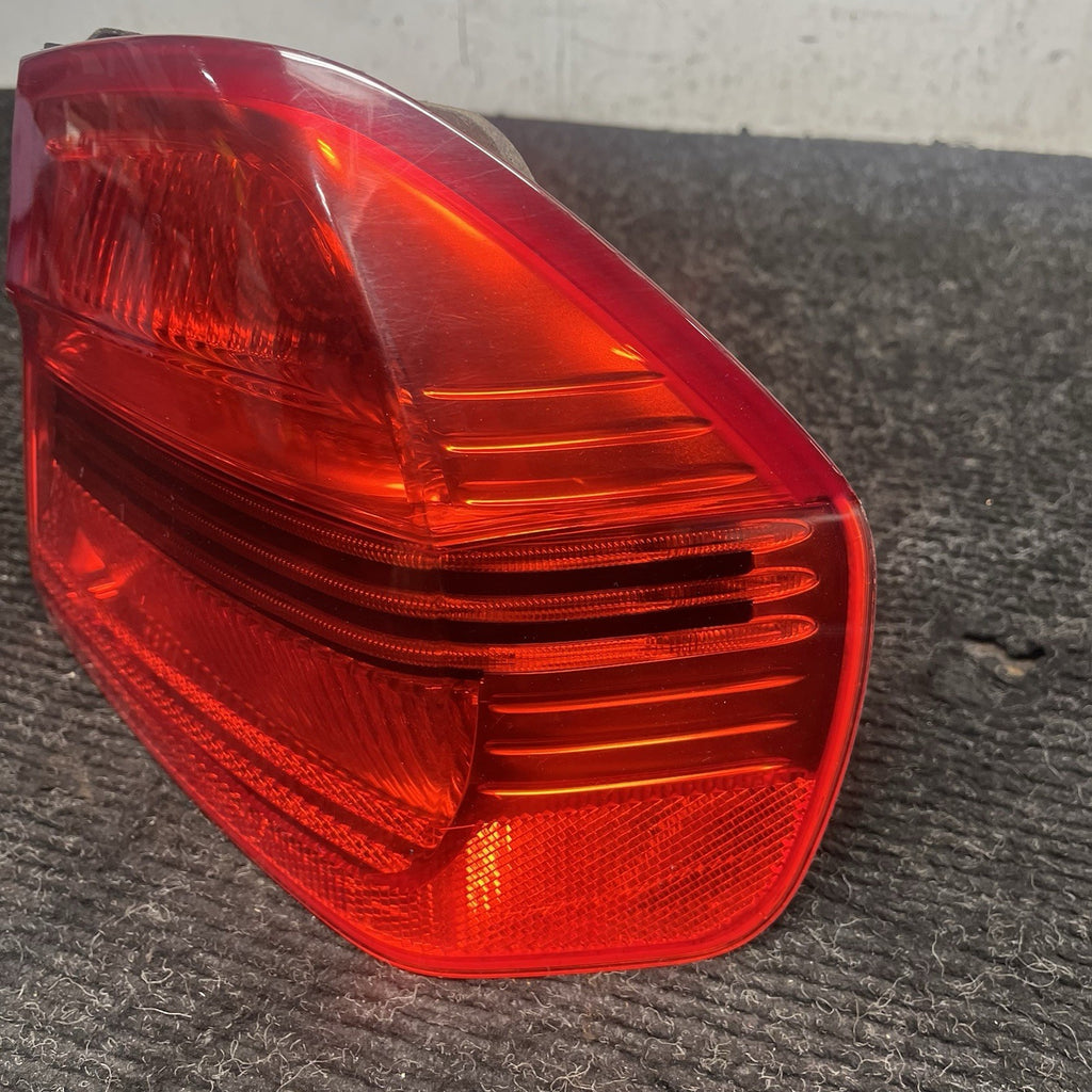 ☑️ 2006-2008 BMW 328I 335I Right Tail Light Outer 7161956 Oem E90