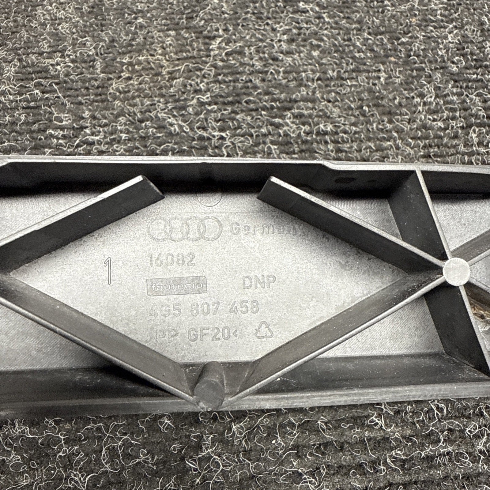 ☑️ 12-18 AUDI A6 QUATTRO C7 REAR BUMPER CENTER GUIDE MOUNT BRACKET SUPPORT OEM