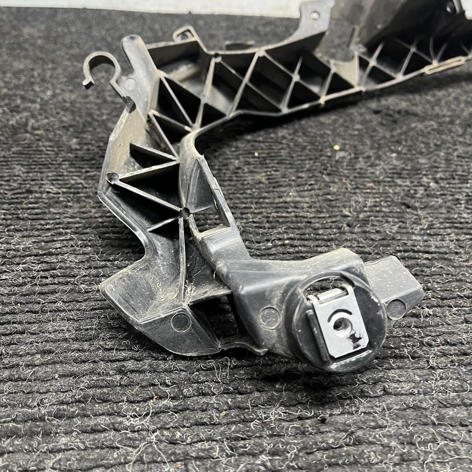 ☑️ 09-11 BMW E90 328i 335d Front Right Headlight Arm Bracket Mount 7138402 OEM