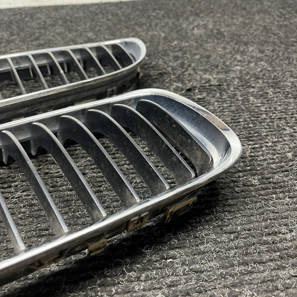 ☑️ 09-11 BMW E90 LCI 3-SERIES KIDNEY GRILLE CHROME WITH BLACK SINGLE SLANTS OEM