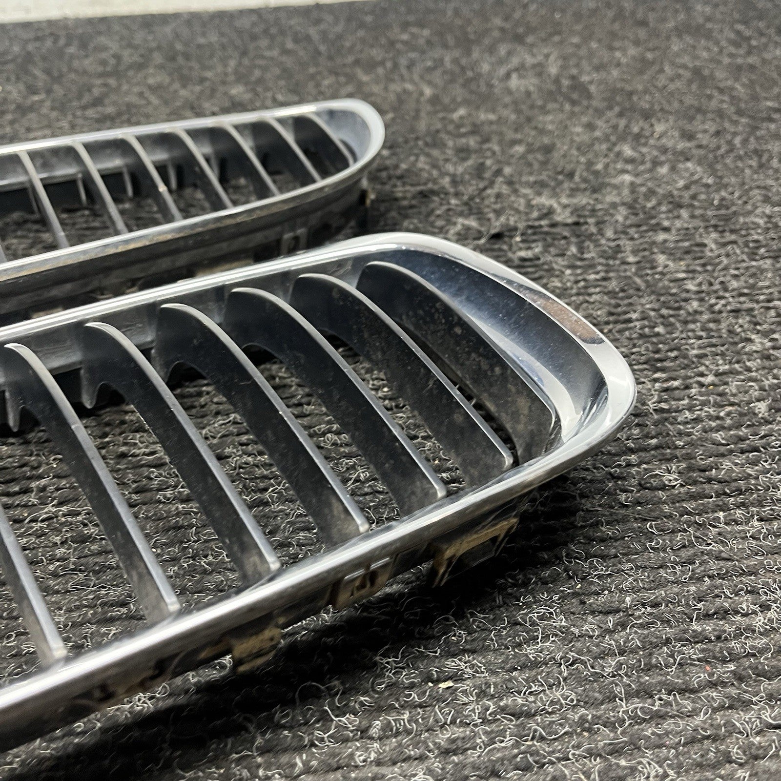 ☑️ 09-11 BMW E90 LCI 3-SERIES KIDNEY GRILLE CHROME WITH BLACK SINGLE SLANTS OEM