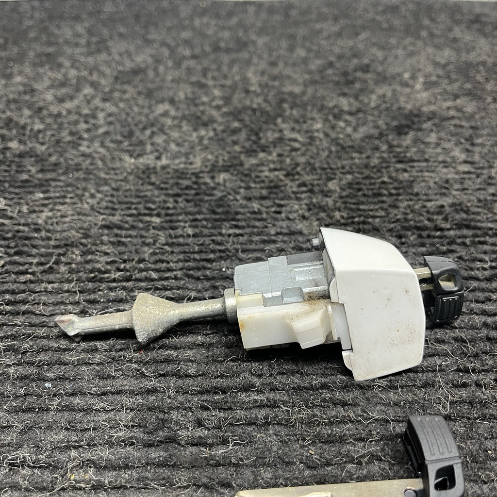 ☑️ 2008-2013 BMW E82 E88 135 Exterior Driver Door Handle Key Lock Set White OEM