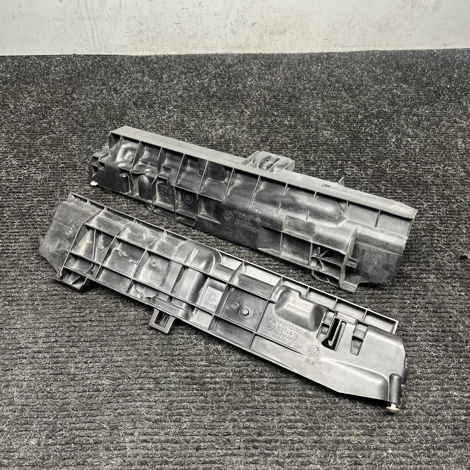 ☑️07-13 OEM BMW E82 E88 E90 E92 E93 335 Front Radiator Bracket Pair Left Right