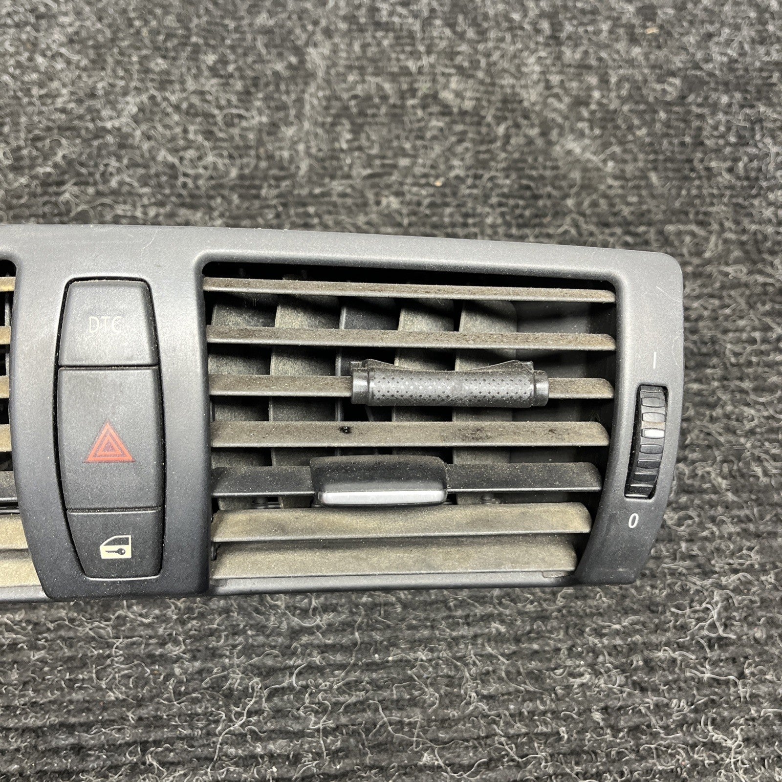 ☑️ 08-13 BMW 1-SERIES AIR GRILLE CENTER DASH VENT HAZARD TRIM 64227059189 OEM