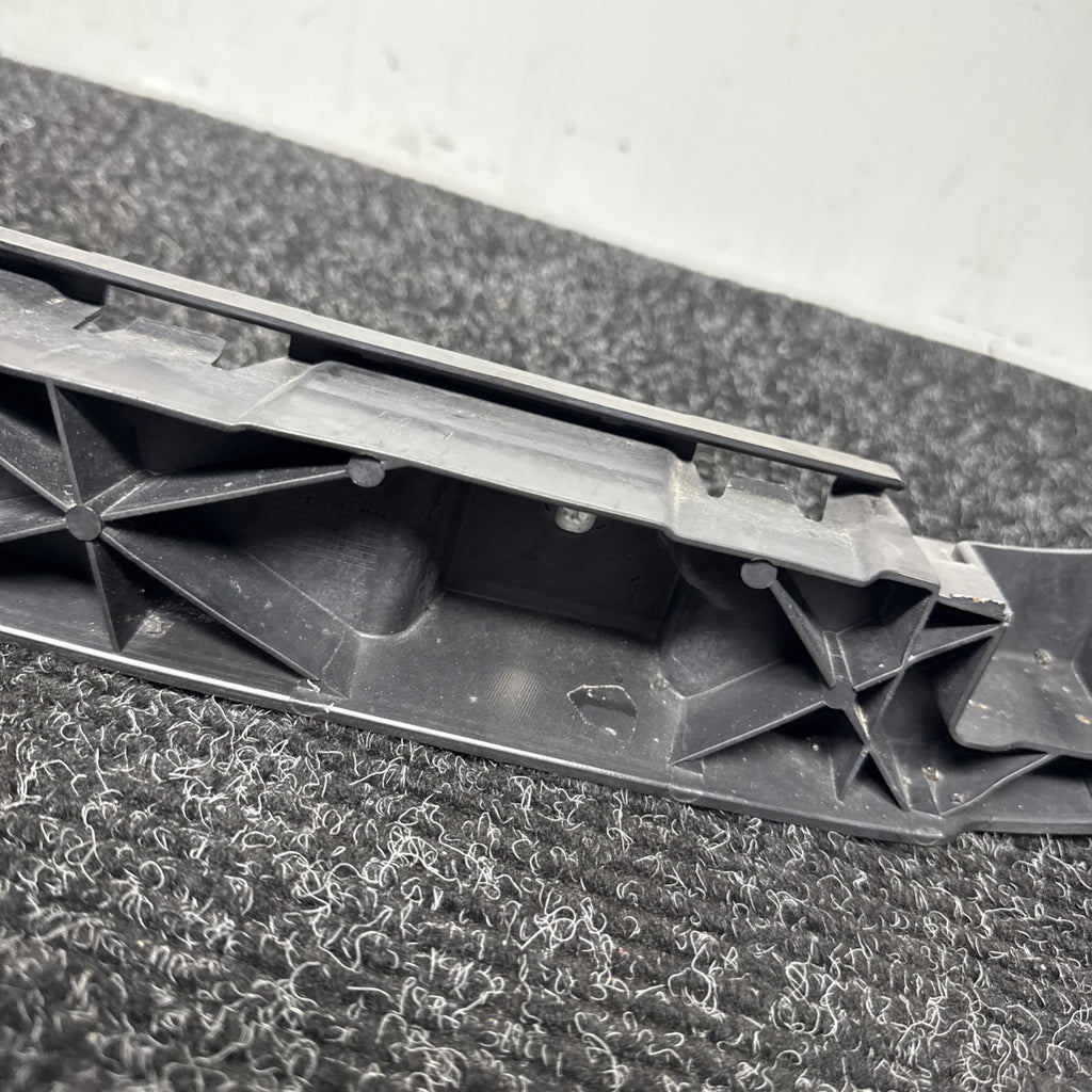☑️ 12-18 AUDI A6 QUATTRO C7 REAR BUMPER CENTER GUIDE MOUNT BRACKET SUPPORT OEM
