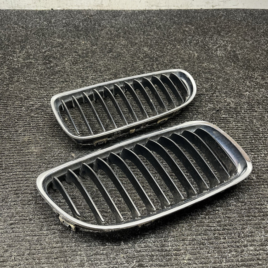 ☑️ 09-11 BMW E90 LCI 3-SERIES KIDNEY GRILLE CHROME WITH BLACK SINGLE SLANTS OEM