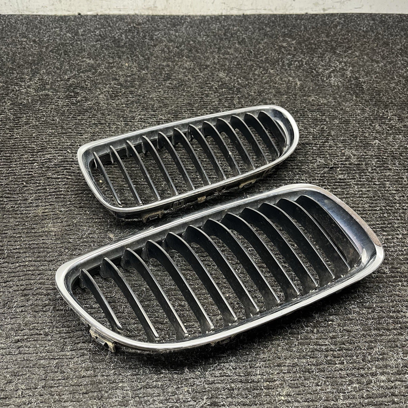 ☑️ 09-11 BMW E90 LCI 3-SERIES KIDNEY GRILLE CHROME WITH BLACK SINGLE SLANTS OEM