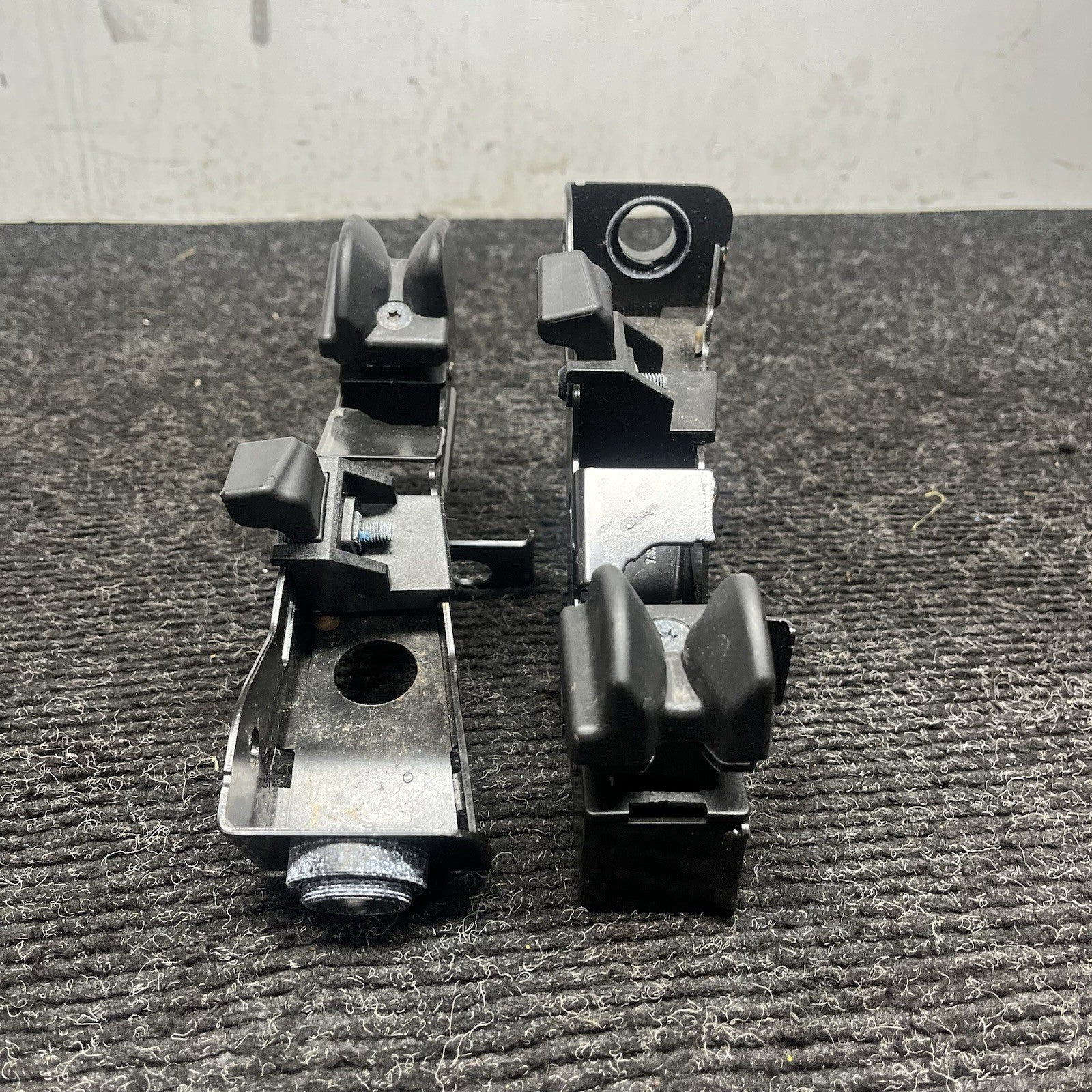 ☑️ 07-13 BMW E93 328i 335i M3 Right Side Convertible Hardtop Bracket Latch OEM