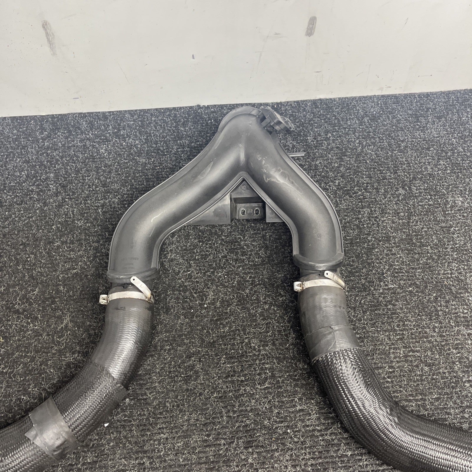 ☑️ 2013-2022 MASERATI LEVANTE 3.0L AIR INLET TUBE DUCT HOSE Y PIPE 670039138 OEM