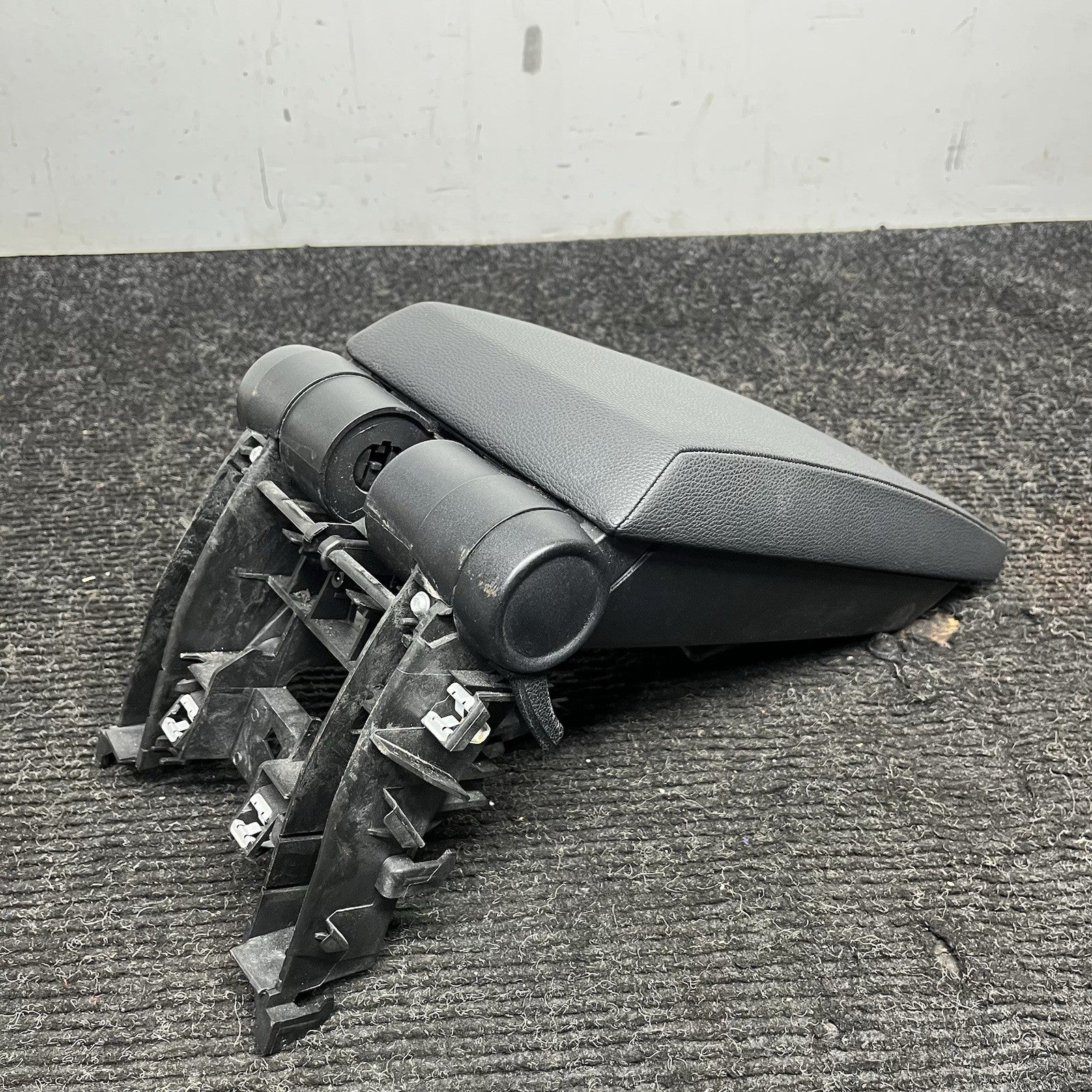 ☑️ 08-13 OEM BMW E88 E82 Center Console Armrest Tray Black Leather