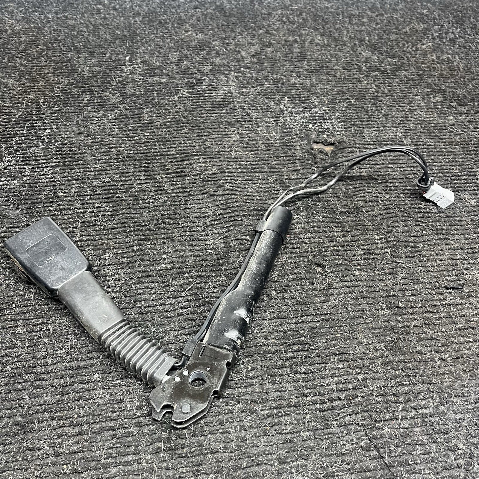 ☑️ OEM BMW 7213564 Right Side Seatbelt Buckle Receiver E90 E91 E92 E93 E84 E89