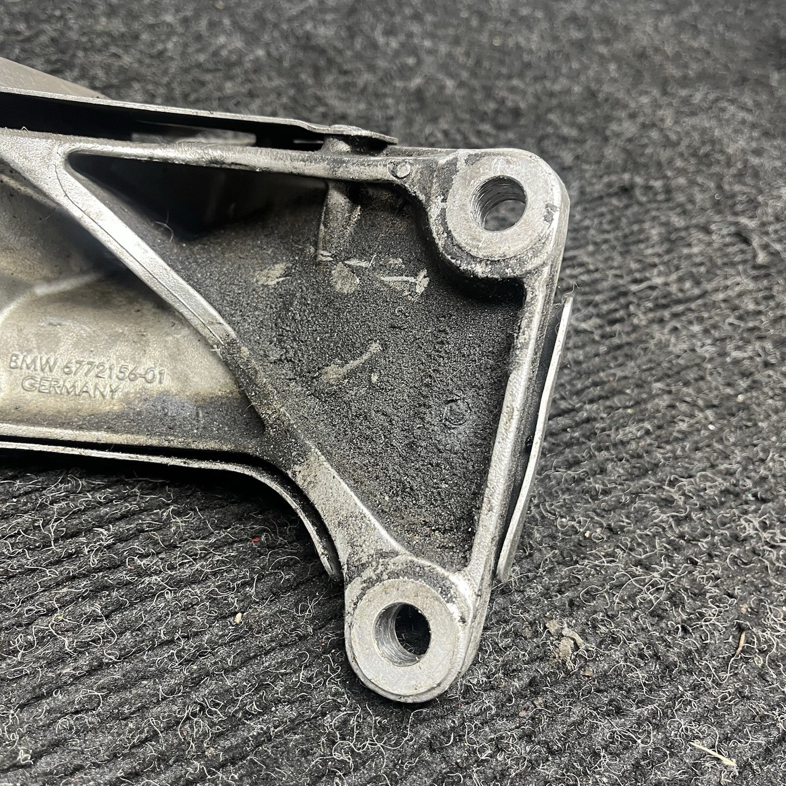 07-11 BMW E82 E88 E90 E92 135I 335I N54 Z4 RIGHT PASSENGER ENGINE MOUNT BRACKET